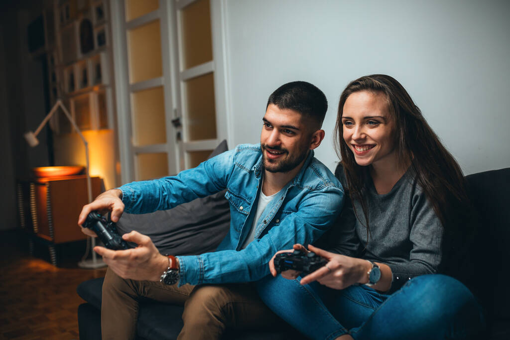 heureux couple jouer à des jeux sur la console de jeu - Photo, image