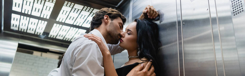 jonge man zoenen sensuele elegante vrouw in lift, banner - Foto, afbeelding