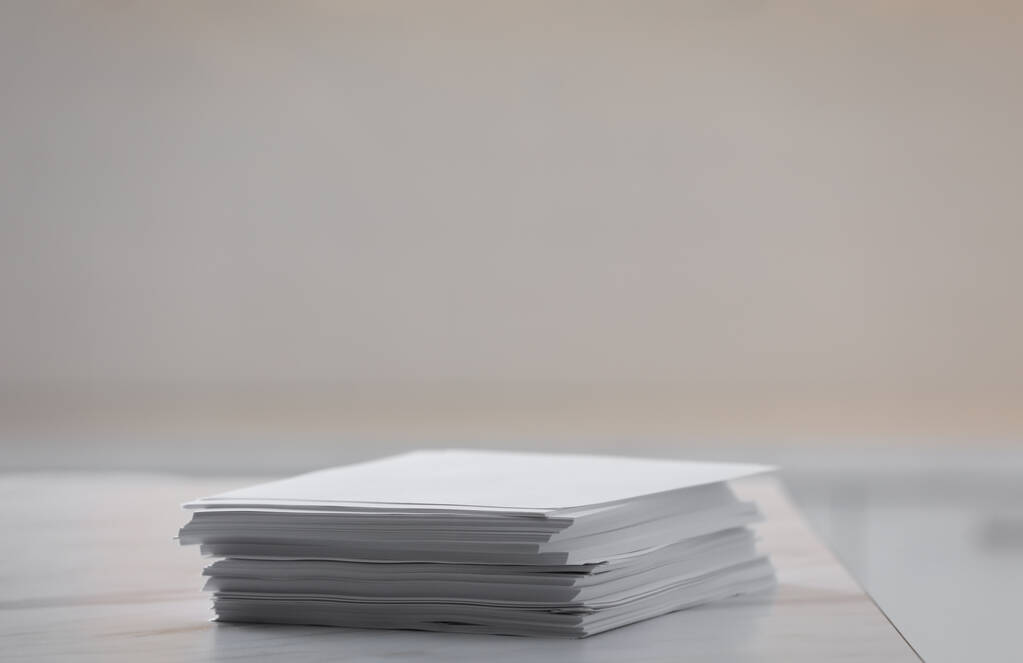 Empilement de feuilles de papier vierges sur la table au bureau, gros plan - Photo, image