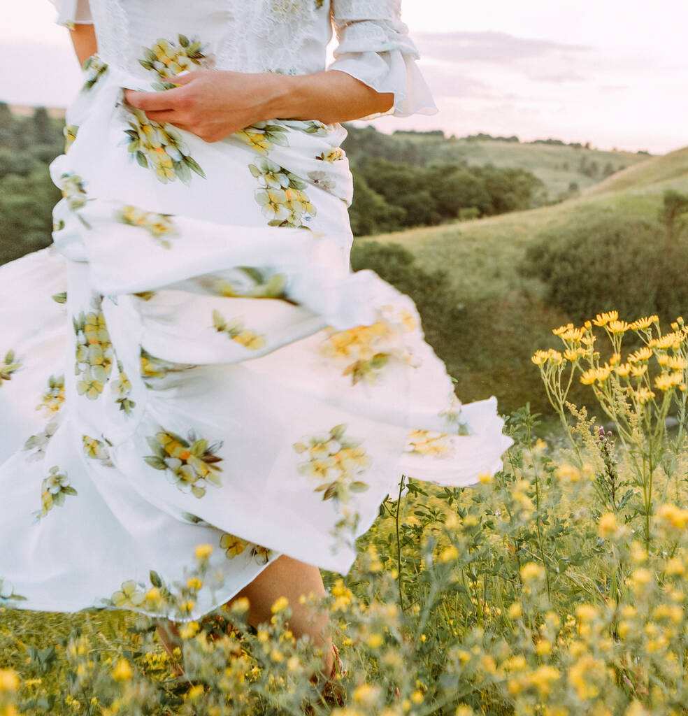 κορίτσι στο γρασίδι λουλούδια καλοκαίρι τοπίο ηλιοβασίλεμα φως - Φωτογραφία, εικόνα