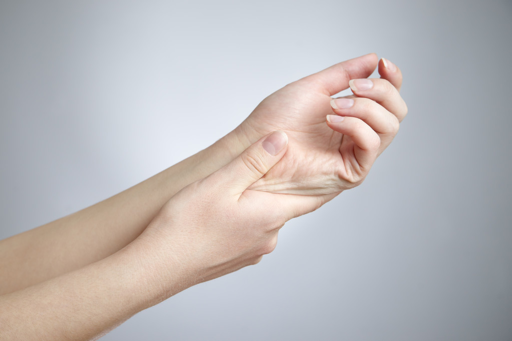 Ellerin Eklemlerindeki ağrılar - Fotoğraf, Görsel
