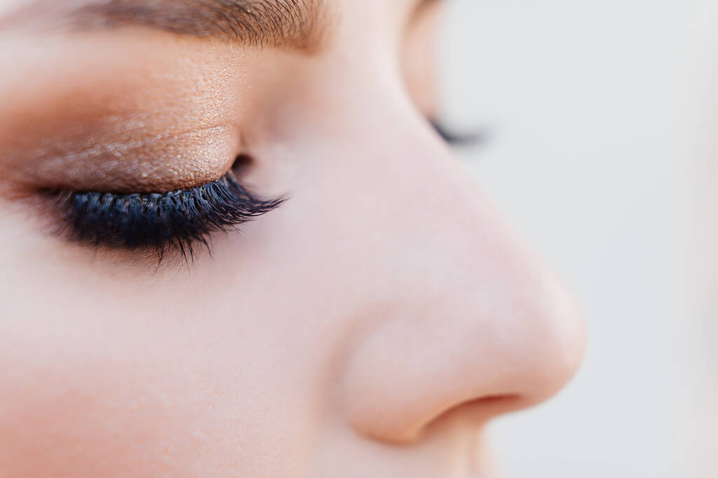 Augen eines Mädchens mit aufgemalten Augen in Großaufnahme. Professionelles Make-up.  - Foto, Bild