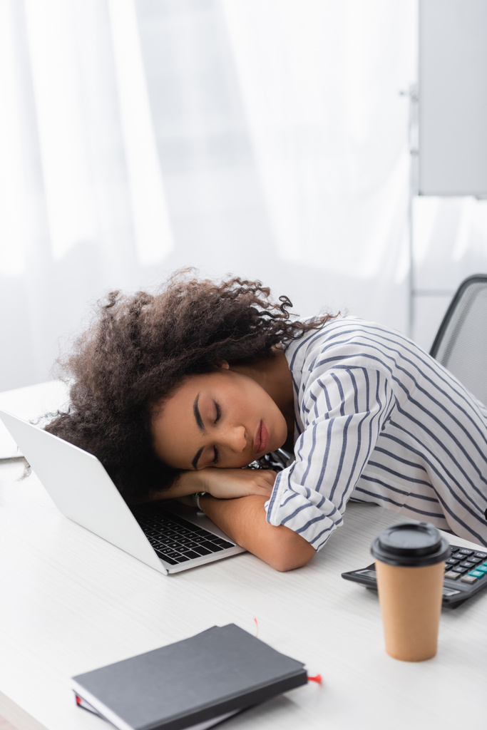 femme américaine africaine fatiguée dormant sur un ordinateur portable à la maison - Photo, image