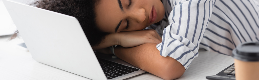 unavený africký Američan žena spí na notebooku doma, banner - Fotografie, Obrázek