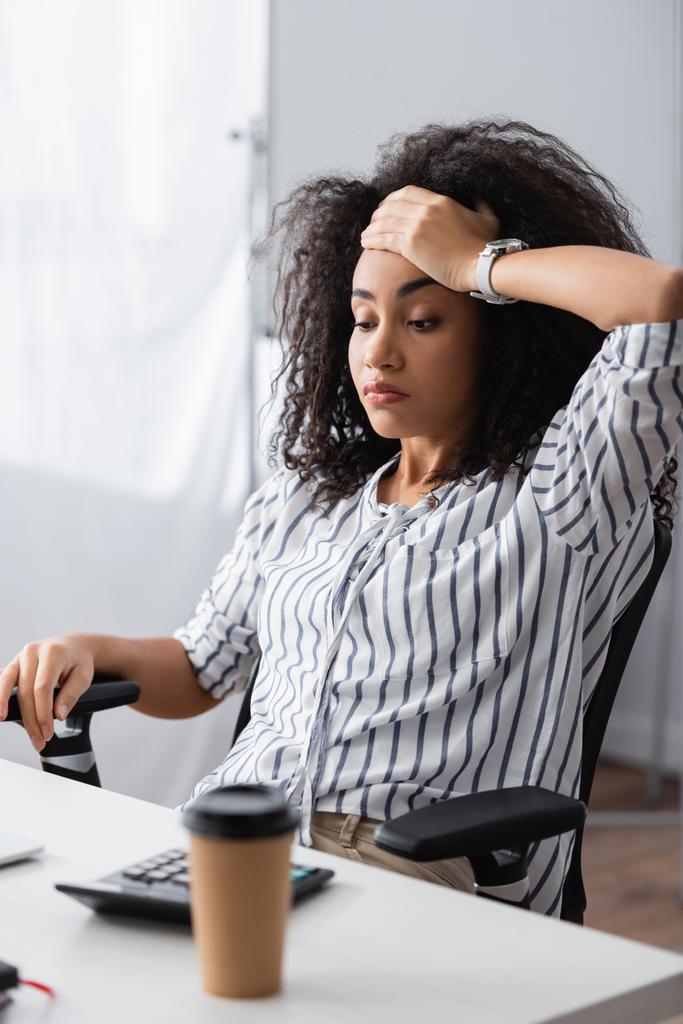 cansaço Africano americano mulher tendo dor de cabeça em casa - Foto, Imagem