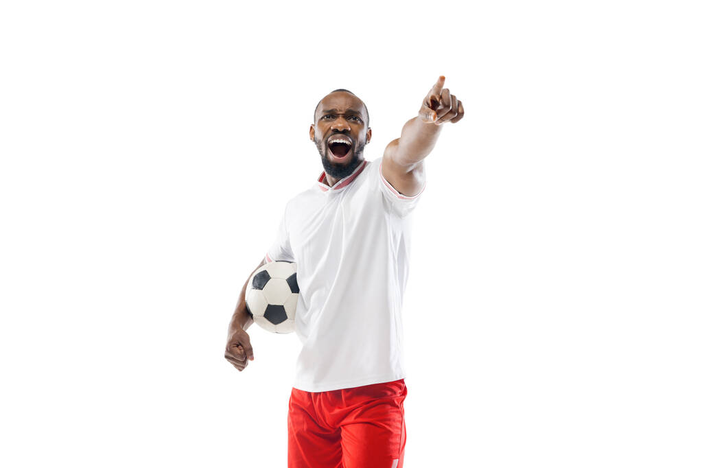 Lustige Emotionen des Profifußballs, Fußballspieler isoliert auf weißem Studiohintergrund, Spannung im Spiel - Foto, Bild