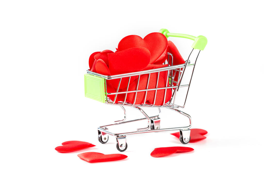 Wózek z zabawkami z supermarketu wypełniony czerwonymi sercami odizolowany na biało - Zdjęcie, obraz