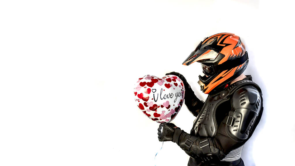ハッピーバレンタインデー!バレンタインデー用のバルーンハートのヘルメットのモバイルオートバイ - 写真・画像