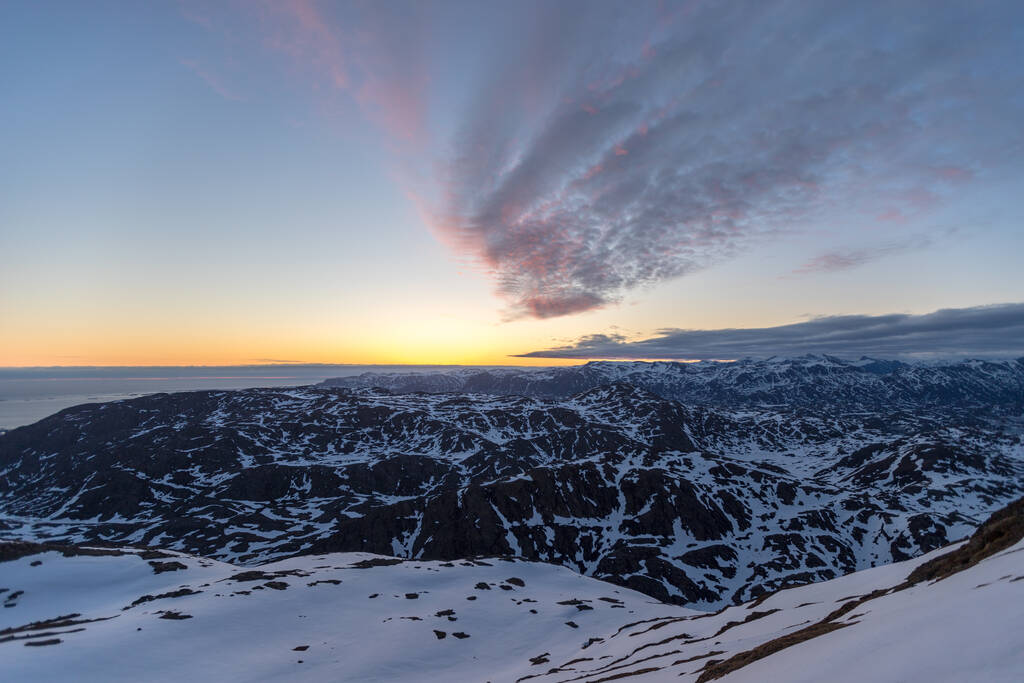 Elbűvölő kép gyönyörű hegyekről, melyeket hó borít a naplemente alatt. - Fotó, kép