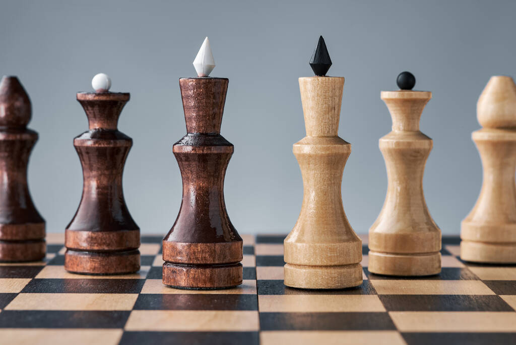 チェスボード上の木製のチェスの作品は、 2つの王の隣に、戦略、計画と意思決定の概念。成功のためのリーダーシップとチームワークの概念 - 写真・画像