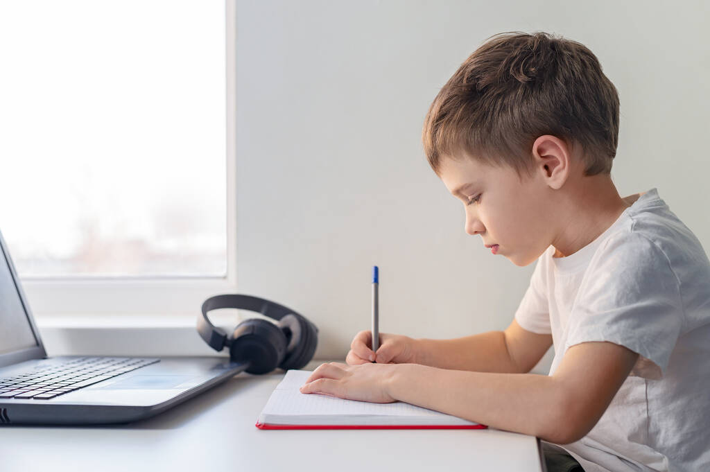 Il bambino impara indipendentemente a casa. Apprendimento online. - Foto, immagini