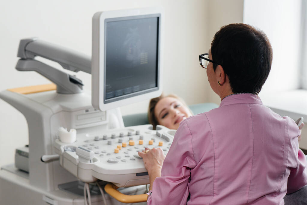 妊婦はクリニックで腹部の超音波検査を受ける。健康診断 - 写真・画像