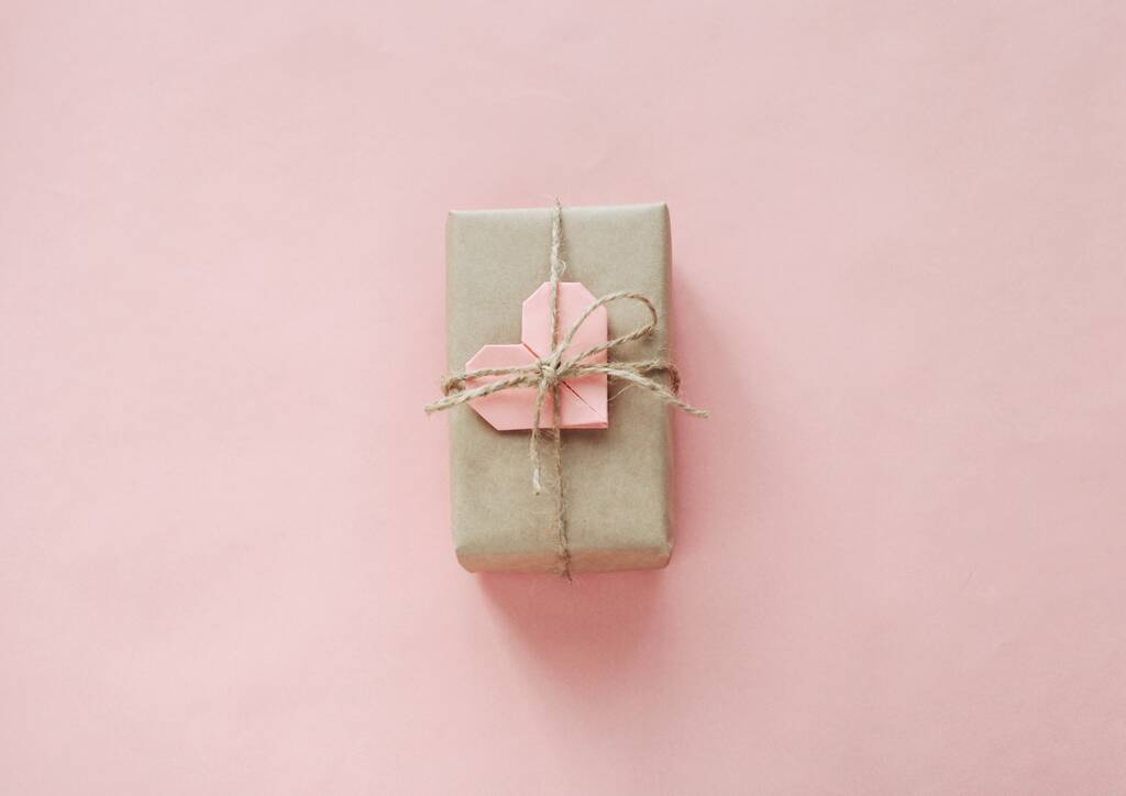 Šťastný Valentýn fotografie s dárkové krabice a papírové origami srdce na přírodním pozadí. Romantické přání.  - Fotografie, Obrázek