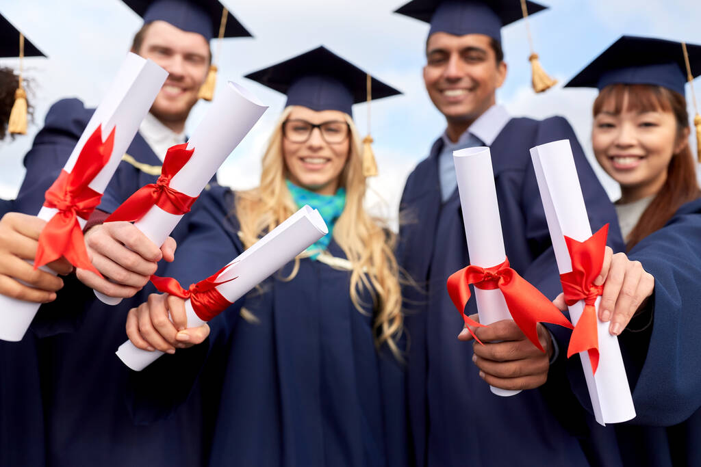 estudiantes graduados en tableros de mortero con diplomas - Foto, imagen