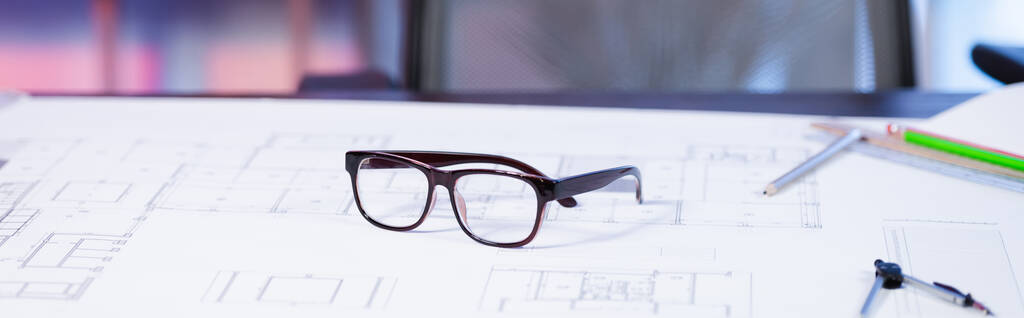 selektiver Fokus der Brille auf Blaupause im Architekturbüro, Banner - Foto, Bild