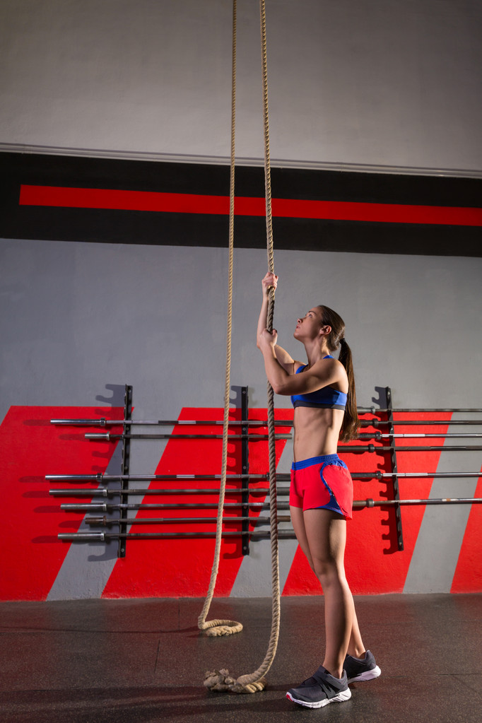 Cuerda Escalar ejercicio mujer entrenamiento en el gimnasio
 - Foto, Imagen