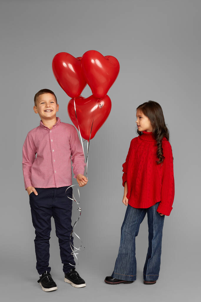 pár holčička a chlapec s červeným srdcem balónky - Fotografie, Obrázek