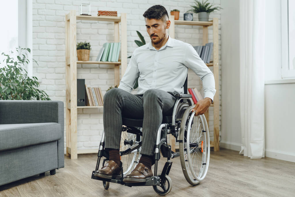 Porträt eines behinderten Mannes in offizieller Kleidung im Rollstuhl - Foto, Bild