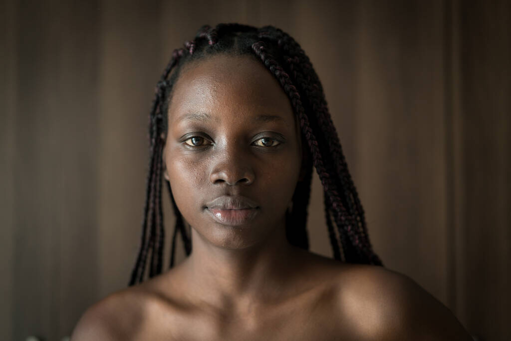 Портрет молодой афроамериканки в помещении - Фото, изображение