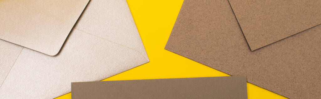 vue de dessus des enveloppes en papier isolées sur jaune, bannière - Photo, image