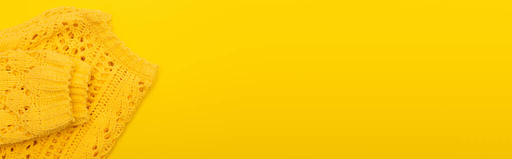 ylhäältä näkymä neulottu pehmeä vaatteet eristetty keltainen, banneri - Valokuva, kuva