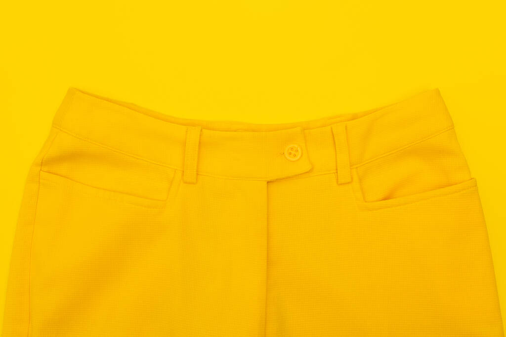 πάνω όψη του σύγχρονου παντελονιού με τσέπες απομονωμένες στο κίτρινο  - Φωτογραφία, εικόνα