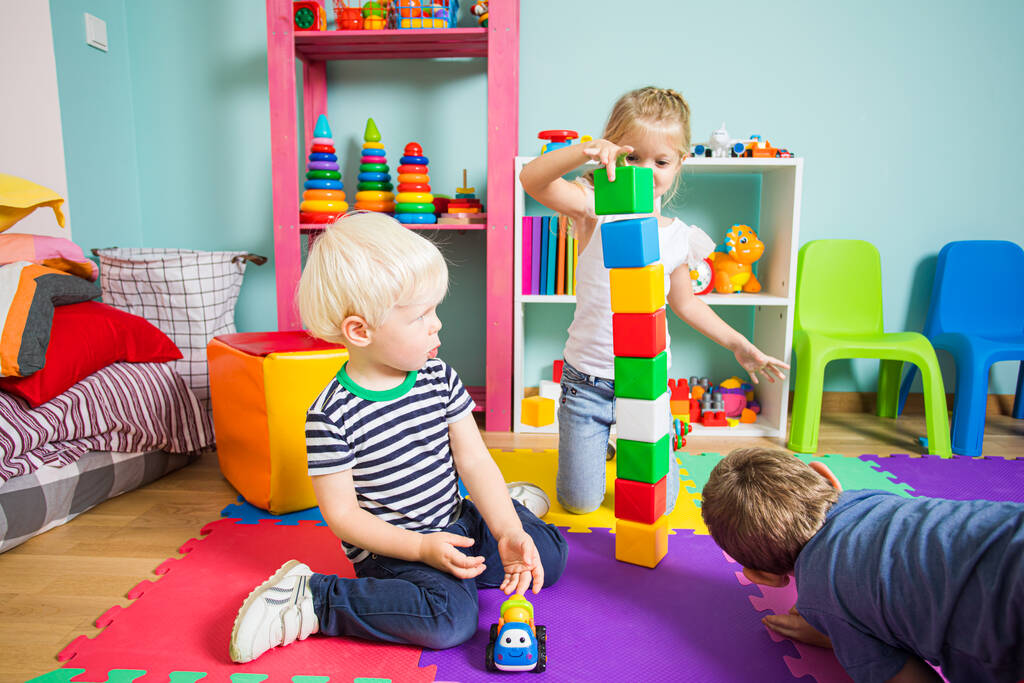 Děti si spolu hrají na barevných podložkách - Fotografie, Obrázek