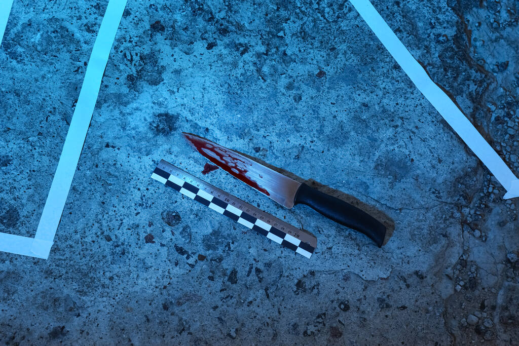 Сцена злочину з кров'яним ножем і лінійкою на підлозі, плоска. Детективне розслідування
 - Фото, зображення