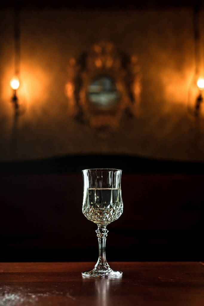 Egy pohár régi fehér bor egy bárban. - Fotó, kép