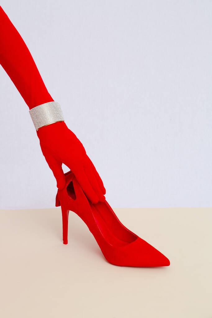 Moda irreconocible Señora en guantes retro rojos y pulsera que sostiene zapatos de terciopelo. Estilo minimalista de detalles elegantes. Estética Lookbook. - Foto, Imagen