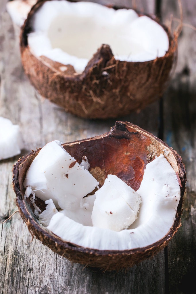 gebroken kokosnoot - Foto, afbeelding
