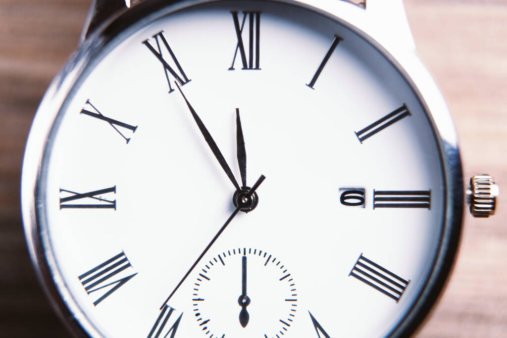 Элегантные наручные часы крупным планом в темноте - Фото, изображение