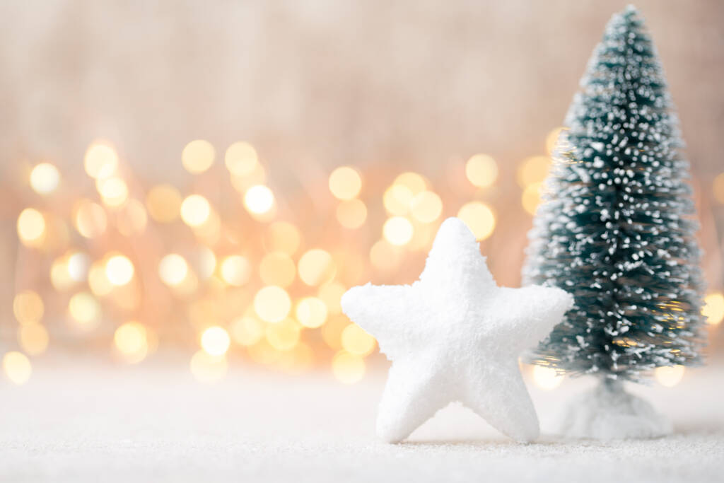 Blur celebración de la luz en el árbol de Navidad con fondo de pared. - Foto, Imagen