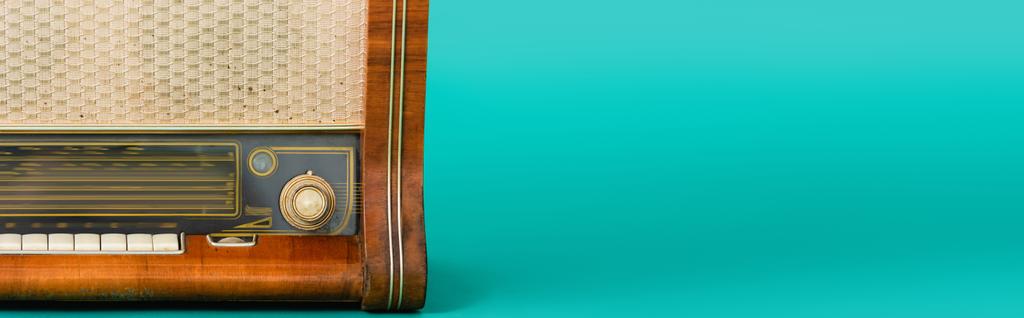 drewniany zabytkowy odbiornik radiowy na turkusowym tle, baner - Zdjęcie, obraz