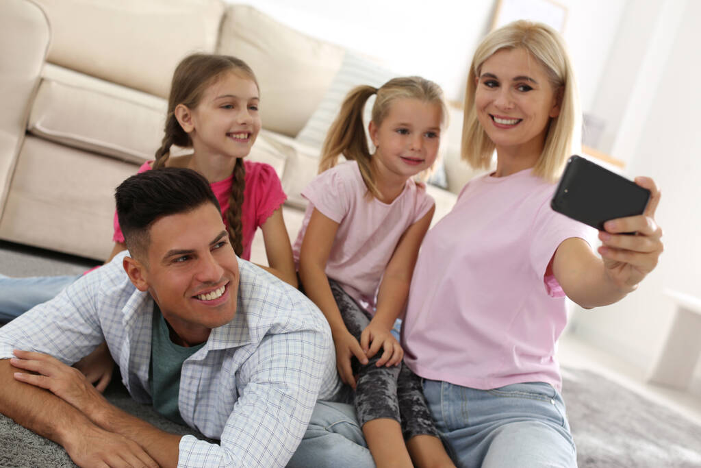 Glückliche Familie macht Selfie auf dem Boden zu Hause - Foto, Bild