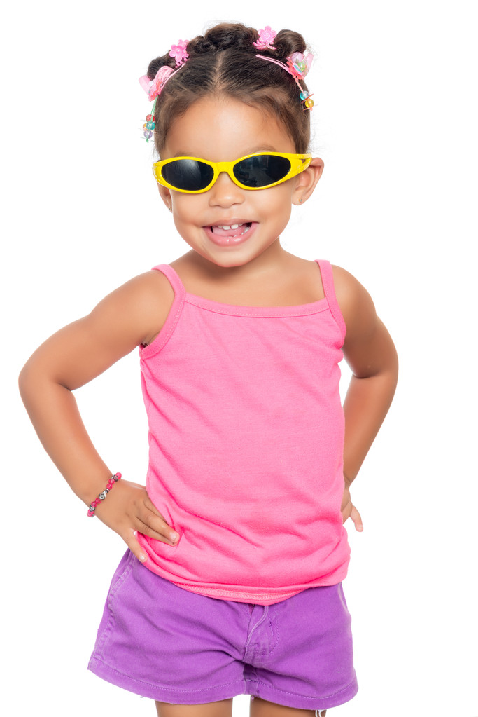 Vielrassiges kleines Mädchen mit gelber Sonnenbrille - Foto, Bild