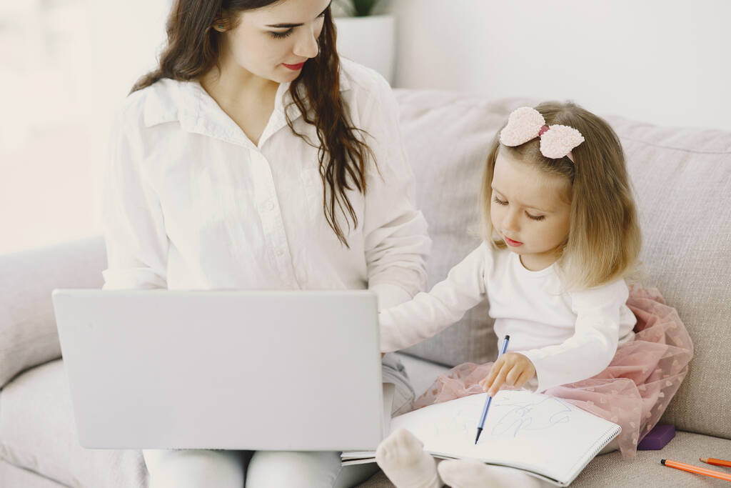 Vrouw met dochter met laptop computer - Foto, afbeelding