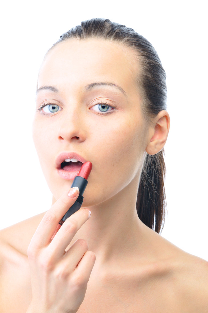 Joven atractiva sensual mujer está aplicando cosméticos en su cara
 - Foto, Imagen