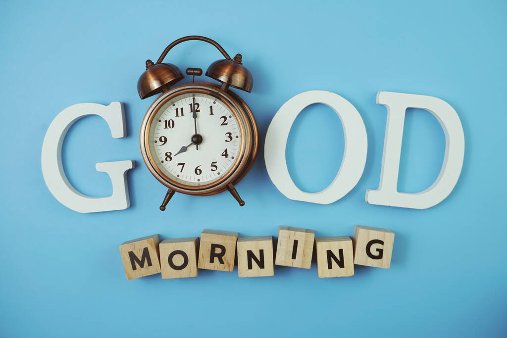Hyvää huomenta aakkoset kirjaimet herätyskello sinisellä taustalla - Valokuva, kuva