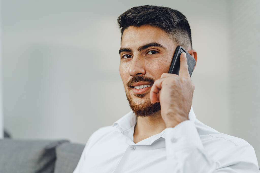 Успешный молодой бизнесмен разговаривает по мобильному телефону - Фото, изображение