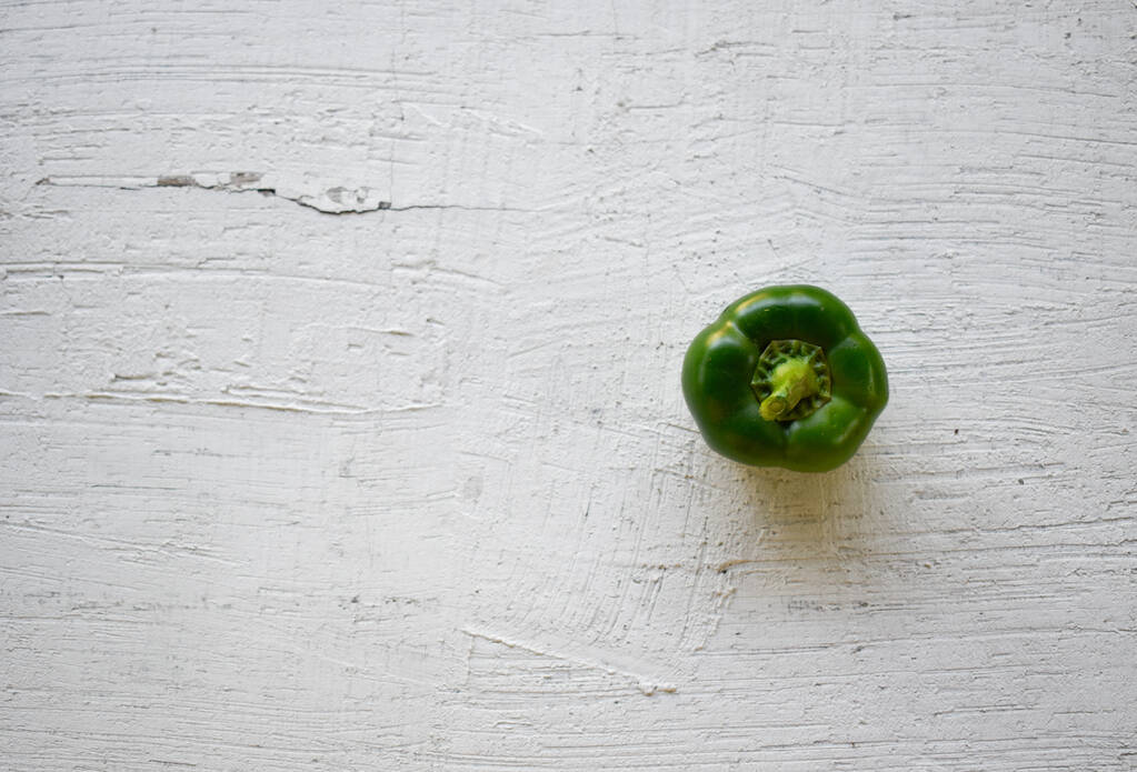 Μια κοντινή φωτογραφία φρέσκιας πιπεριάς στο τραπέζι. - Φωτογραφία, εικόνα