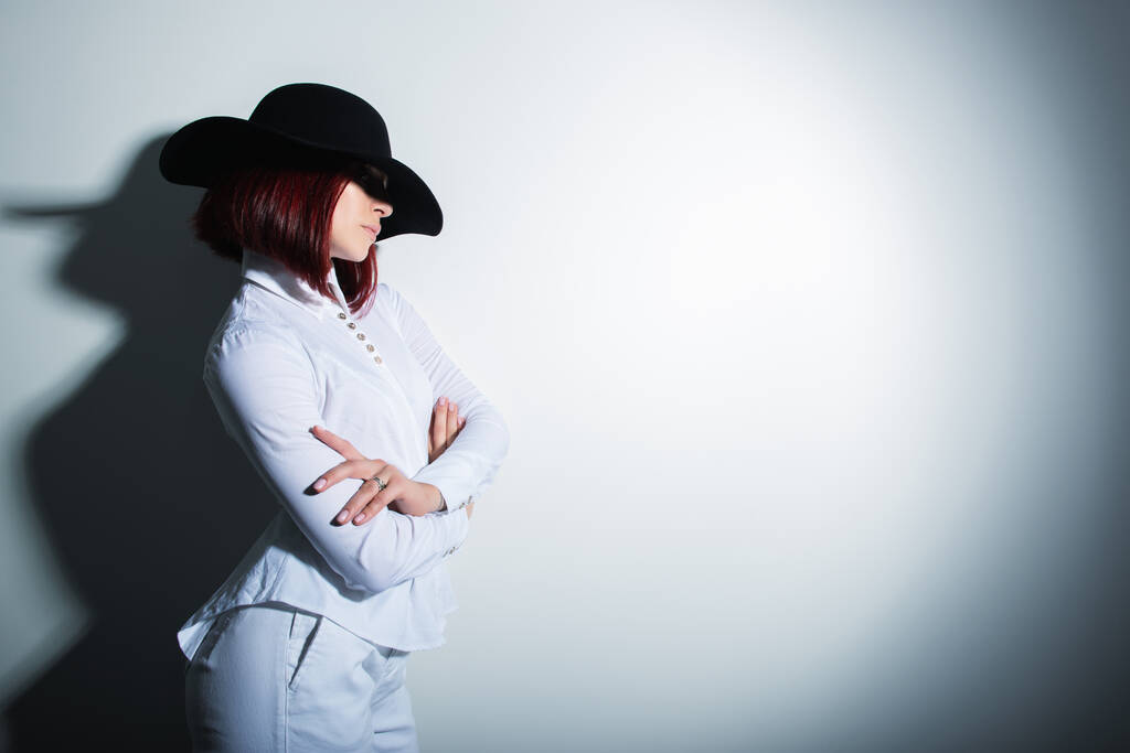 Rejtélyes divat fiatal nő fekete kalap és fehér ing, másolás helyet, ahol a reklám üzenetet lehet írni - Fotó, kép