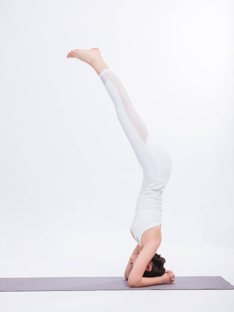Les jeunes femmes pratiquent le yoga - Photo, image