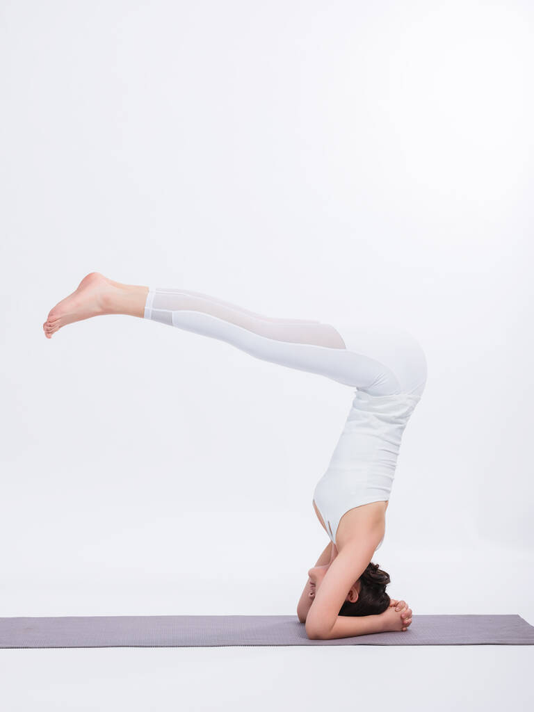 Mujeres jóvenes practican yoga - Foto, Imagen