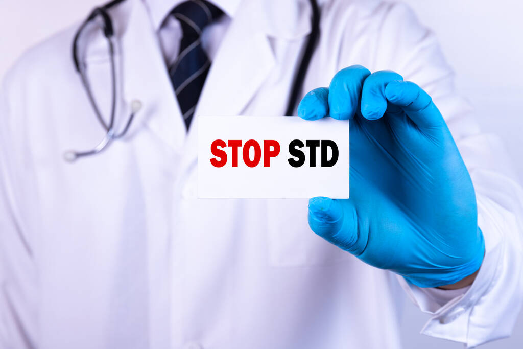 Médico sosteniendo una tarjeta con texto STOP STD concepto médico - Foto, Imagen