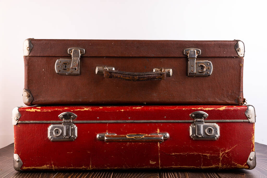 Les valises vintage reposent sur une table sur un fond clair. - Photo, image