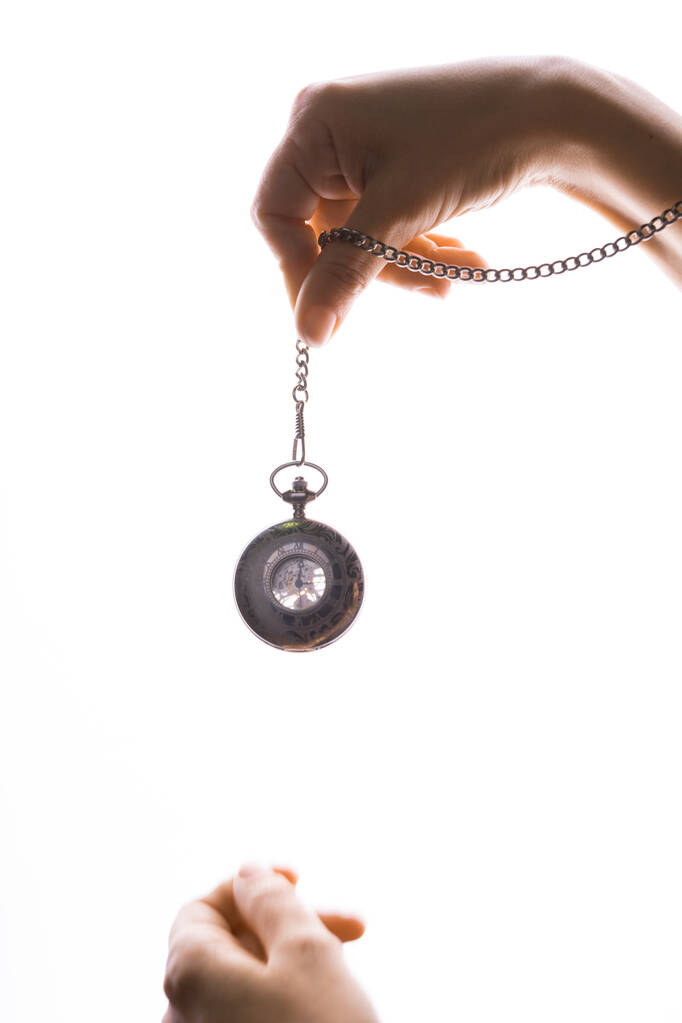 Reloj de bolsillo vintage en una cadena en una mano de mujer. El tiempo pasa, ha llegado el momento, - Foto, Imagen