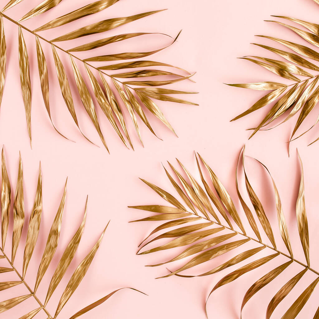 Złote tropikalne liście palmy na różowym tle. Płaskie układanie, widok z góry minimalna koncepcja. - Zdjęcie, obraz