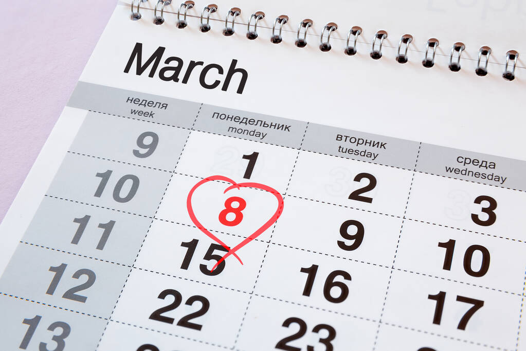 Kalenteri punainen päivä maaliskuuta 8. Viikonpäivät on kirjoitettu englanniksi ja venäjäksi.. - Valokuva, kuva