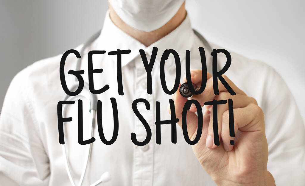 Doctor escribiendo palabra obtener su tiro de la gripe con marcador, Concepto médico - Foto, imagen